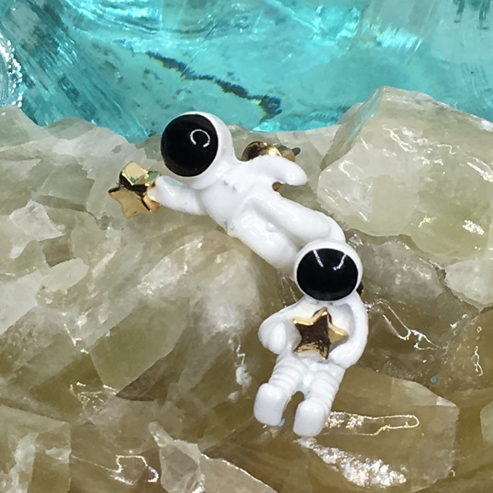 Astronaut Earrings - Picture 12 of 12